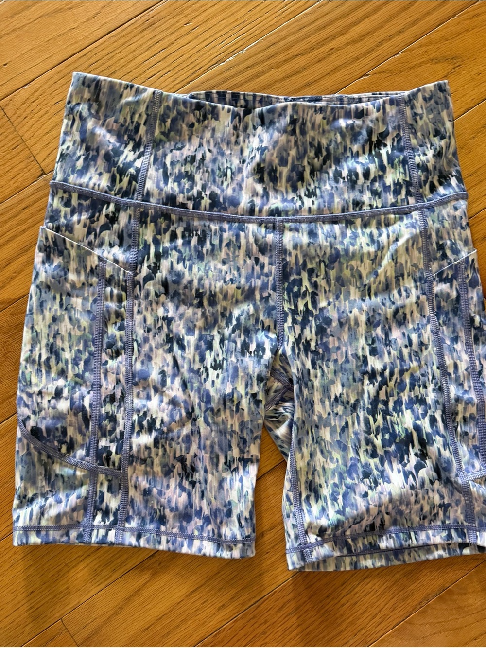 Athleta Ultimate Stash 7” Bike Shorts Medium Flare Abstract Blue Side Pocket